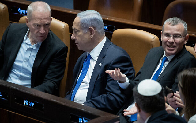 Le Premier ministre Benjamin Netanyahu, avec le ministre de la Défense Yoav Gallant, à gauche, et le ministre de la Justice Yariv Levin, à droite, lors du vote sur le projet de loi du "caractère raisonnable", à la Knesset, le 24 juillet 2023. (Crédit : Yonatan Sindel/Flash90)