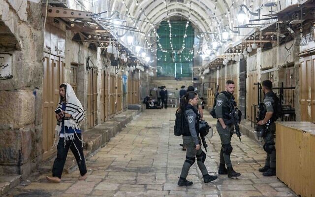 Des Juifs religieux pendant Tisha BeAv à l'entrée de l'enceinte du mont du Temple, dans la Vieille Ville de Jérusalem, le 27 juillet 2023. (Crédit : Chaïm Goldberg/Flash90)