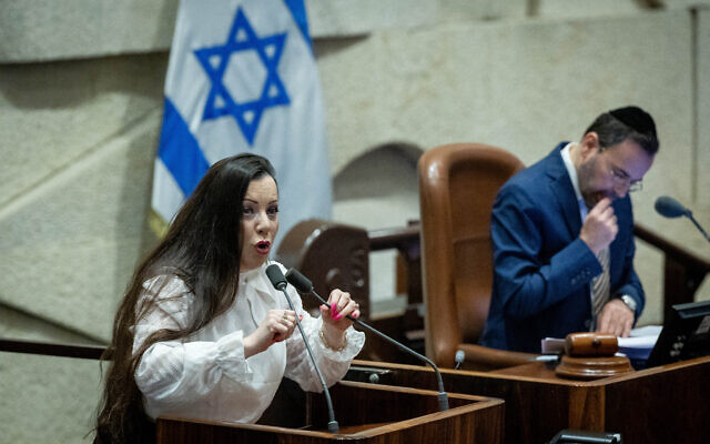 La députée du Likud Tally Gotliv s'exprimant lors d'une discussion et d'un vote à la Knesset, à Jérusalem, le 30 juillet 2023. (Crédit : Yonatan Sindel/Flash90)