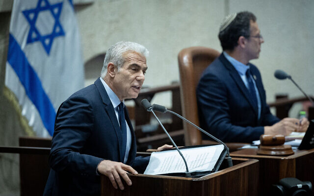 Le chef du parti Yesh Atid, le député Yaïr Lapid, s'adressant au plénum de la Knesset, le 30 juillet 2023. (Crédit : Yonatan Sindel/Flash90)