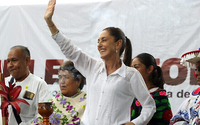 Claudia Sheinbaum salue ses soutiens lors d'un rassemblement à Guadalajara, au Mexique, le 9 juillet 2023. (Crédit : Ulises Ruiz/AFP/Getty Images)
