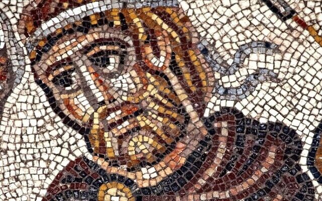 Détail de la tête d'un dirigeant militaire grec sur une mosaïque du 5ème siècle découverte dans la synagogue Huqoq. (Crédit photo: Jim Haberman)