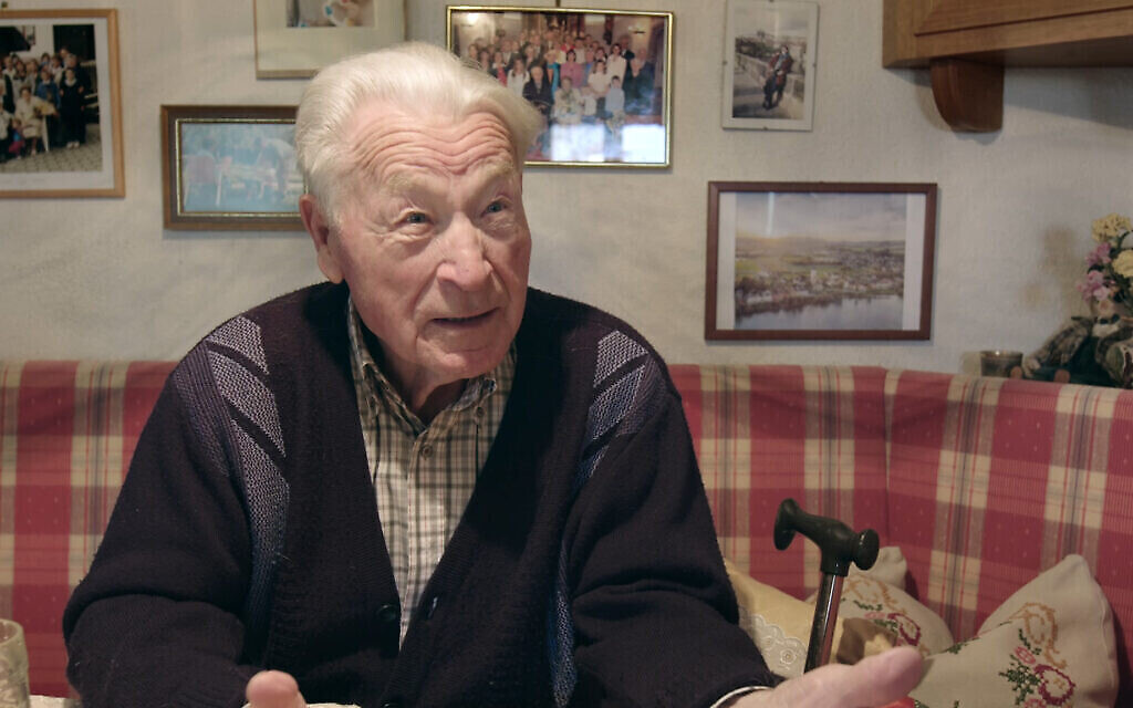 Fritz Wiehaim partageant des souvenirs de son retour à Hofamt Priel après sa captivité en Belgique occupée par l'Allemagne pour le film "Endphase". (Crédit :  Sixpack Film)