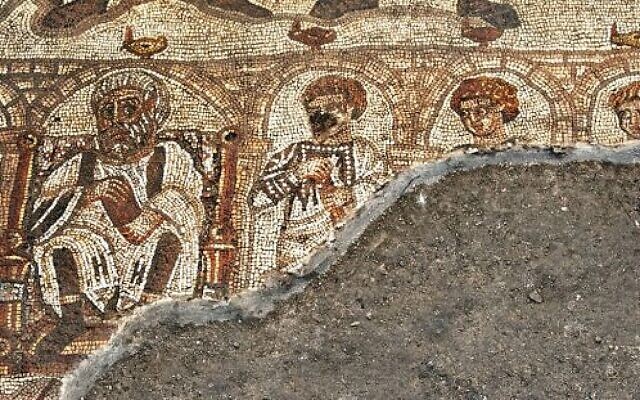 Détail d'une mosaïque du 5ème siècle découverte dans la synagogue Huqoq, montrant un homme âgé avec une barbe blanche. (Crédit photo: Jim Haberman)