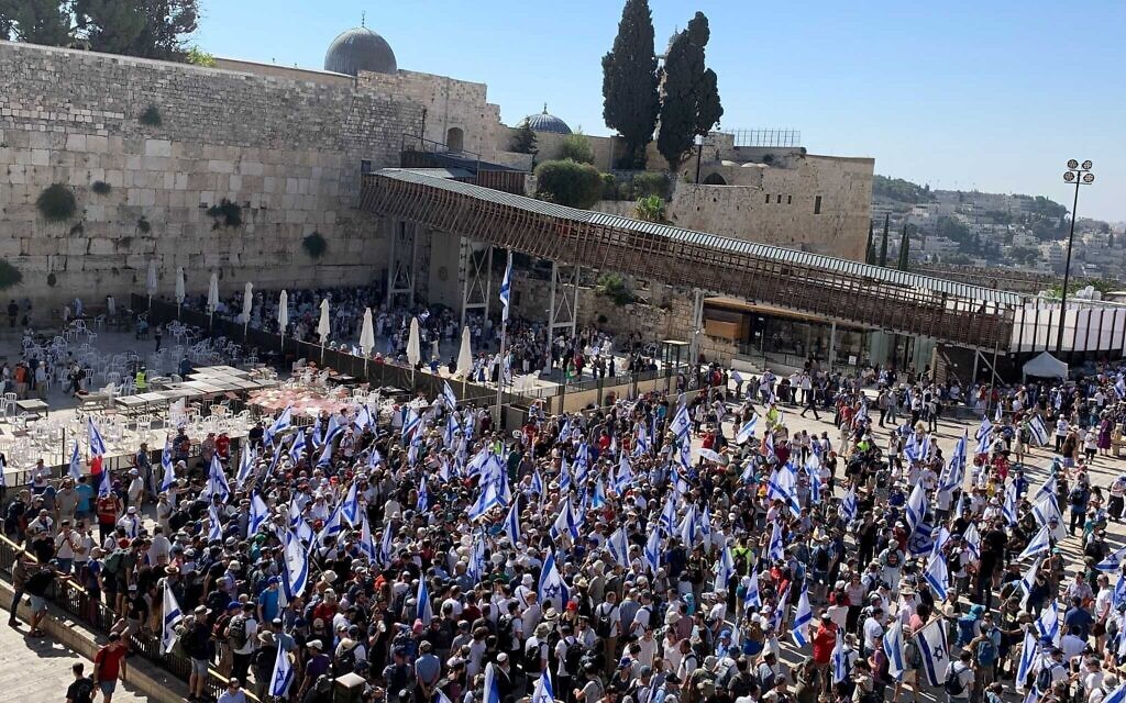 Des manifestants pro et anti-refonte priant au mur Occidental, à Jérusalem, le 23 juillet 2023. (Crédit : Charlie Summers/The Times of Israel)