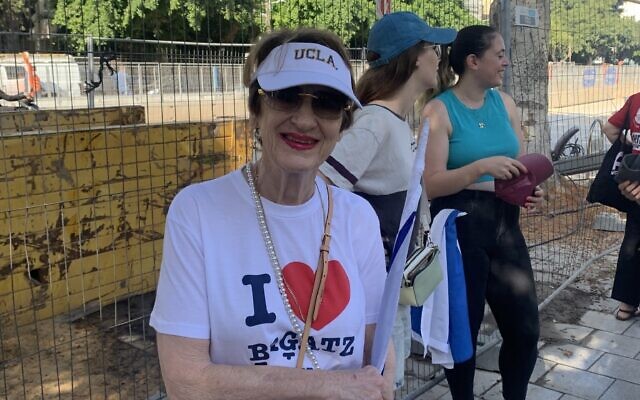 Ruti Tamir, retraitée, lors d'une manifestation contre la réforme du système judiciaire, à Tel Aviv, le 11 juillet 2023. (Crédit : Simona Weinglass/Times of Israel)
