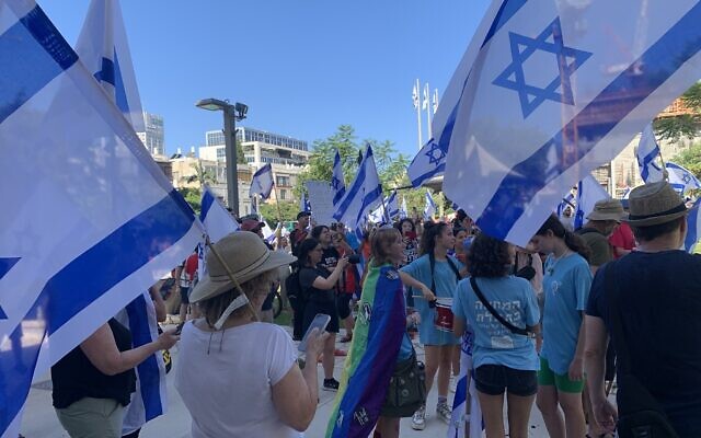 Des manifestants contre la réforme judiciaire au siège de la fédération du travail Histadrout, à Tel Aviv, le 11 juillet 2023. (Crédit : Simona Weinglass/Times of Israel)
