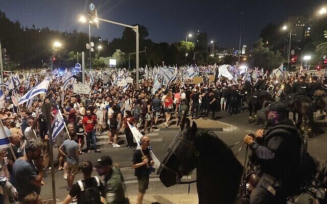 Des manifestants bloquent un carrefour à Jérusalem, le 18 juillet 2023. (Crédit : Michael Bachner/Times of Israel)