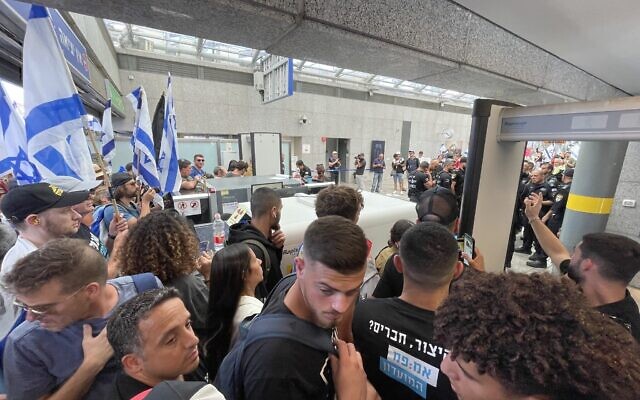 Des manifestants empêchés d'entrer dans la gare HaShalom, à Tel Aviv, le 18 juillet 2023. (Crédit : Carrie Keller-Lynn/Times of Israel)
