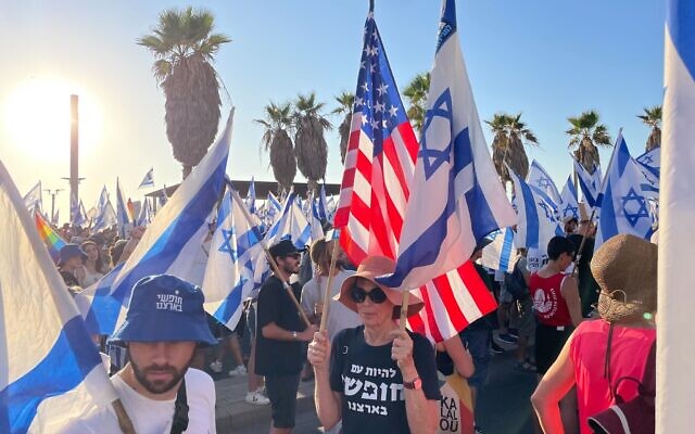 Des manifestants contre la réforme judiciaire devant le bureau de l'ambassade des États-Unis à Tel Aviv, le 18 juillet 2023. (Crédit : Carrie Keller-Lynn/Times of Israel)