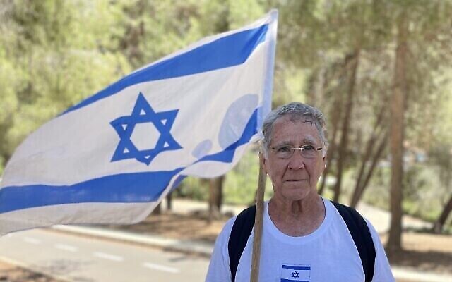 Oded Megiddo manifestant contre la refonte judiciaire, à Jérusalem, le 24 juillet 2023. (Crédit : Jeremy Sharon/Times of Israel)
