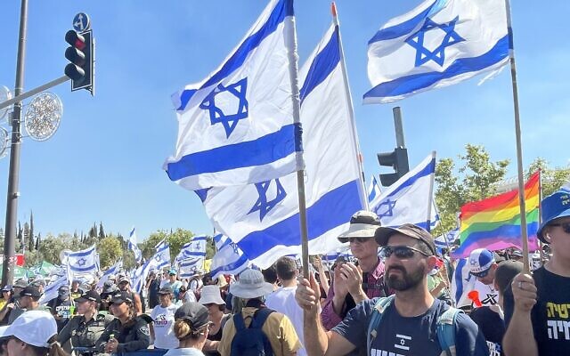 Des protestataires manifestant devant la Cour suprême après l'adoption par la coalition de sa loi du "caractère raisonnable", à Jérusalem, le 24 juillet 2023. (Crédit : Jeremy Sharon/Times of Israel)