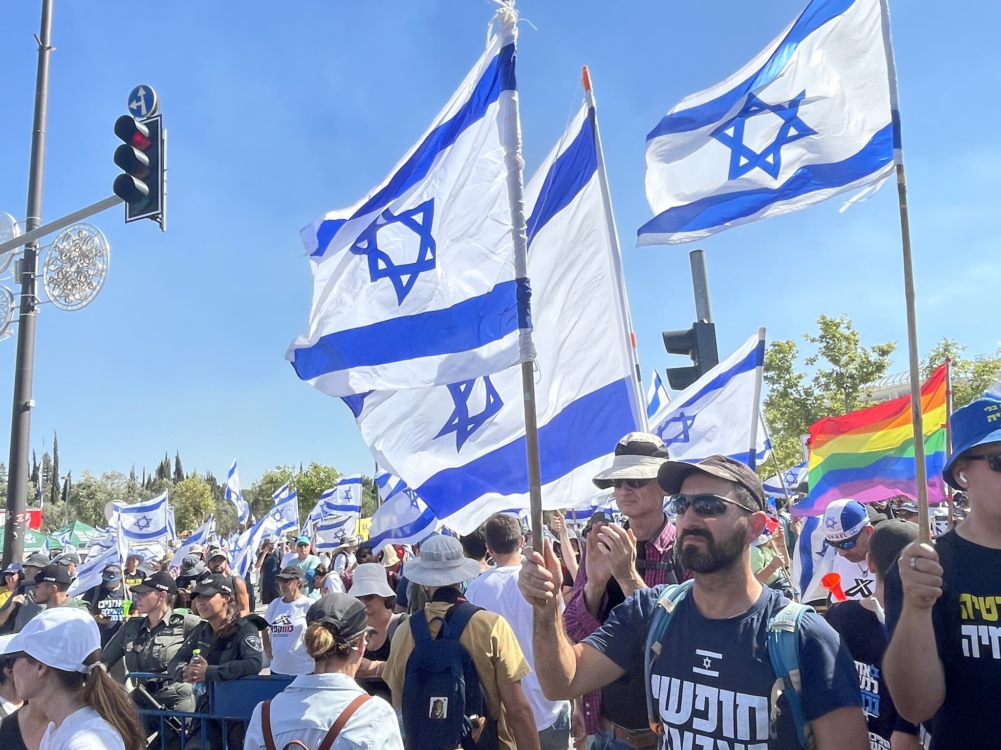 Des protestataires manifestant devant la Cour suprême après l'adoption par la coalition de sa loi du "caractère raisonnable", à Jérusalem, le 24 juillet 2023. (Crédit : Jeremy Sharon/Times of Israel)