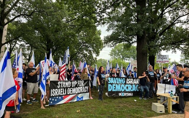 Des manifestants pro-démocratie rassemblés devant le Capitole avant le discours du président Isaac Herzog au Congrès, à Washington, le 19 juillet 2023. (Crédit : Jacob Magid/Times of Israel)