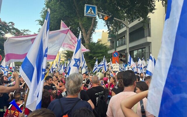 Des manifestants contre la réforme du système judiciaire rassemblés pour une marche vers le principal rassemblement hebdomadaire rue Kaplan, à Tel Aviv, en  juillet 2023. (Crédit : Naomi Lanzkron/Times of Israel)