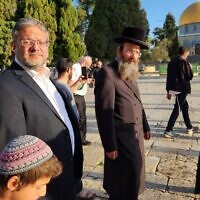 Le ministre de la Sécurité nationale Itamar Ben Gvir visitant le mont du Temple le jour de Tisha BeAv, le 27 juillet 2023. (Crédit : Administration du mont du Temple)