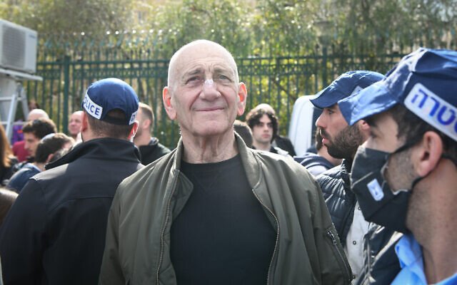 L'ancien Premier ministre Ehud Olmert lors d'une manifestation contre la réforme du système judiciaire, devant la Knesset, à Jérusalem, le 13 février 2023. (Crédit : Arie Leib Abrams/FLASH90)