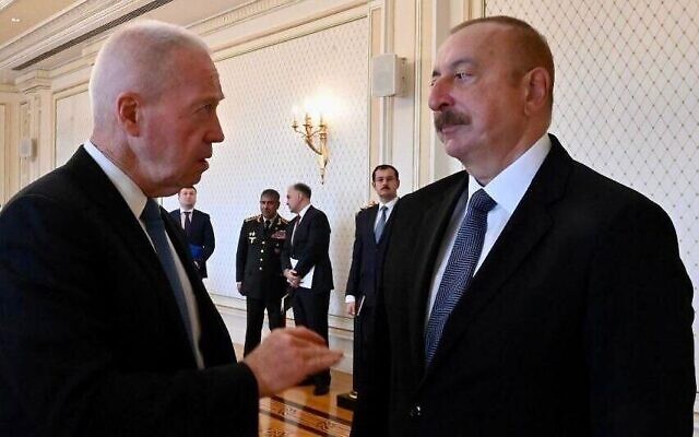 Le ministre de la Défense Yoav Gallant (à gauche) s'entretient avec le président de l'Azerbaïdjan Ilham Aliyev à Bakou, Azerbaïdjan, le 13 juillet 2023. (Crédit 
: Ariel Hermoni/IMoD)