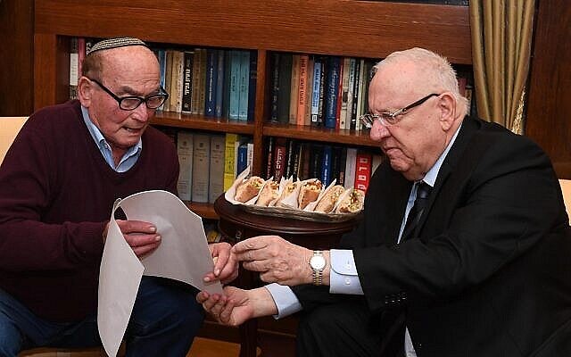 David 'Dugo' Leitner, survivant de la Shoah âgé de 88 ans, à gauche, et le président Reuven Rivlin à la résidence du président à Jérusalem pour un déjeuner autour de quelques falafels, le 17 janvier 2019. (Crédit : Mark Neiman/GPO)