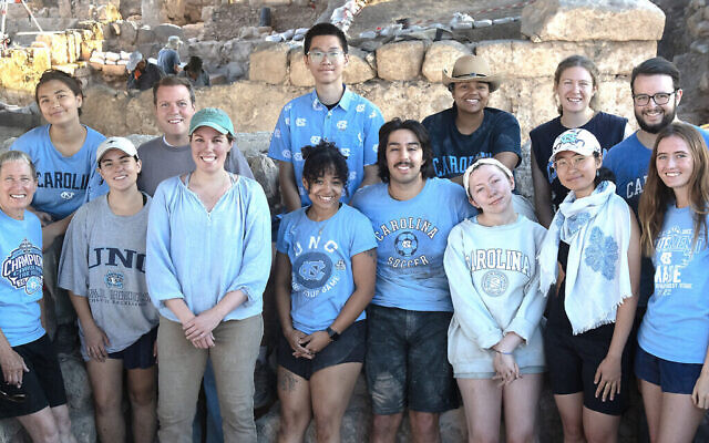 La professeure Jodi Magness, en bas à gauche, entourée de ses étudiants et d'anciens de l'UNC lors des fouilles de Huqoq en Israël en 2023. (Crédit : Jim Haberman/UNC)
