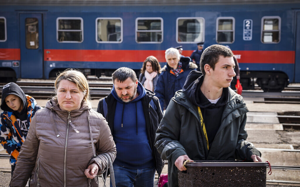 Des réfugiés d'Ukraine arrivent à Budapest, en Hongrie, au mois de mars 2022, une photo présentée dans le cadre "Suis-je le gardien de mon frère" du conservateur Yitzhak Mais. (Autorisation)