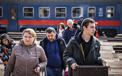 Des réfugiés d'Ukraine arrivent à Budapest, en Hongrie, au mois de mars 2022, une photo présentée dans le cadre "Suis-je le gardien de mon frère" du conservateur Yitzhak Mais. (Autorisation)