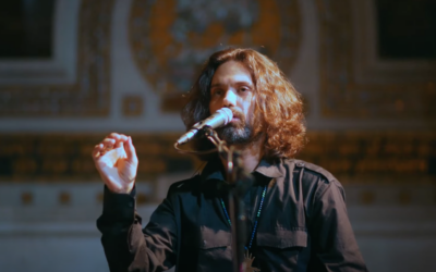 Le musicien Shay Ben Tzur présentant son nouvel album, "Hallel", à la Maison de la Confédération de Jérusalem le 13 juillet 2023. (Crédit : Capture d'écran YouTube)