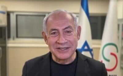 Le Premier ministre Benjamin Netanyahu s'exprimant depuis l'hôpital Sheba où il a été hospitalisé, et déclarant qu'il se sent "très bien", à Ramat Gan, le 15 juillet. 2023. (Crédit : Capture d'écran de la Douzième chaîne)
