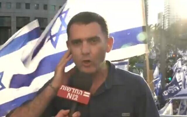 Matan Peleg, l'un des organisateurs d'un rassemblement en faveur de la refonte à Tel Aviv, s'adressant à la Douzième chaîne, le 23 juillet 2023. (Crédit : Capture d'écran de la Douzième chaîne)