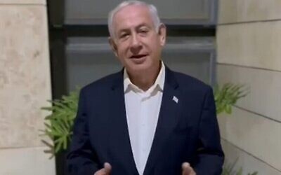 Le Premier ministre Benjamin Netanyahu adressant un message vidéo expliquant qu'il va aller à l'hôpital pour se faire poser un pacemaker, le 23 juillet 2023. (Crédit : Capture d'écran)