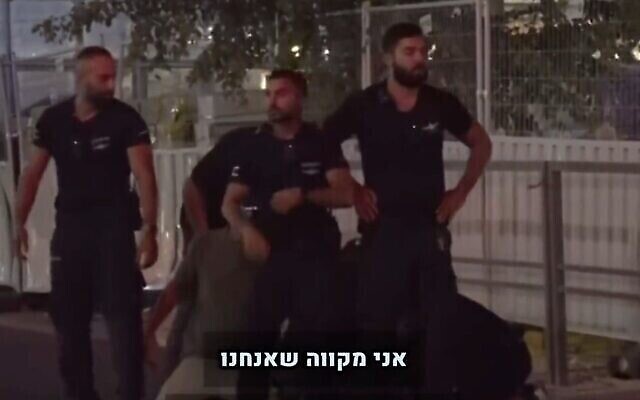 Des policiers en train d'essayer de dissimuler une arrestation brutale d'un manifestant par un de leur collègue, le 24 juillet 2023 à Tel Aviv. (Crédit : capture d'écran Treizième chaîne)