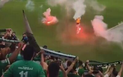 Des fusées éclairantes ont été tirées sur le terrain lors d'un match de football entre le Maccabi Haïfa et les Spartans de Hamrun au stade Centenary de Malte, le 11 juillet 2023. (Capture d'écran vidéo Twitter: utilisée conformément à l'article 27a de la loi sur les droits d'auteur)