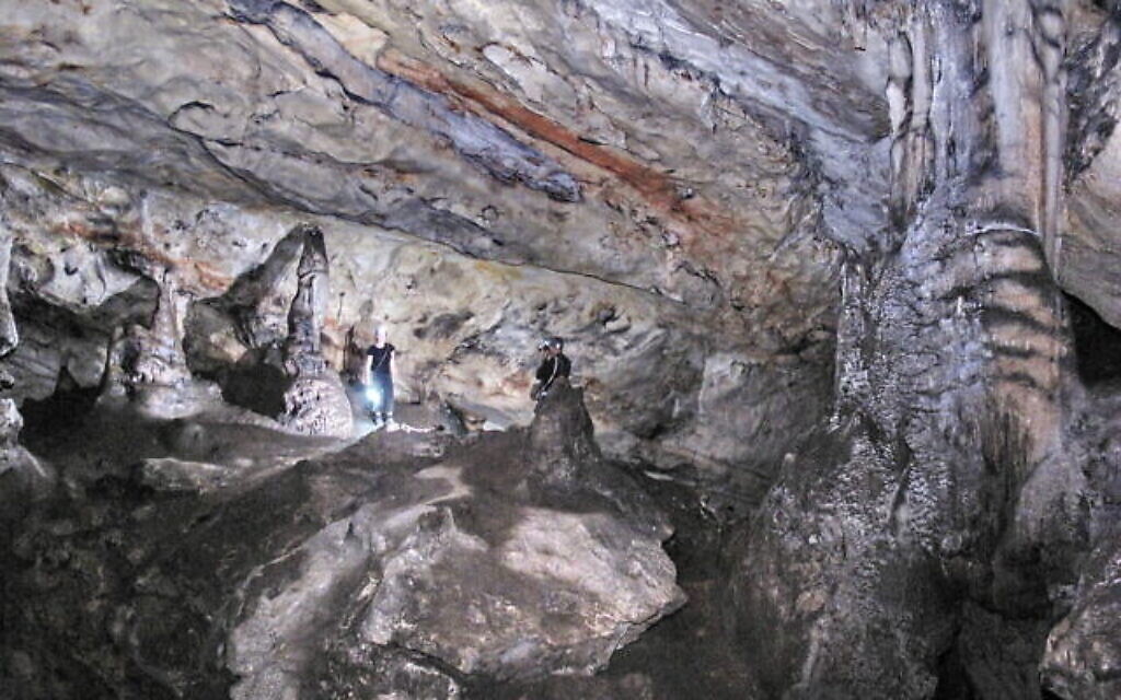 Stalagmites et stalactites impressionnantes dans la grotte de Teomim, dans les collines de Jérusalem. (Avec l'aimable autorisation de Boaz Zissu)