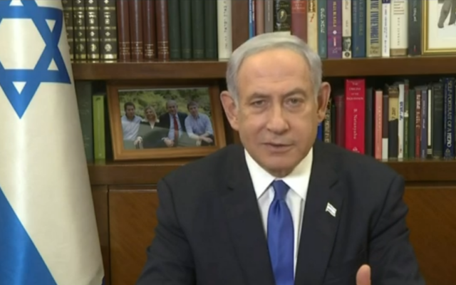 Le Premier ministre Benjamin Netanyahu s'adressant à la nation après l'adoption de la première grande loi du paquet de réformes judiciaires, le 24 juillet 2023. (Capture d'écran vidéo)