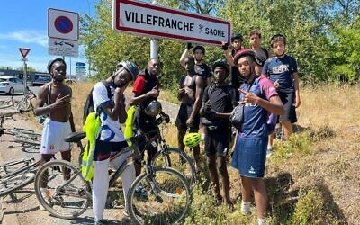 Des jeunes de Seine-et-Marne lors du voyage à vélo organisé par Ali Matelo, directeur adjoint de l’Office municipal d’animation de la cité de Torcy, en août 2022. (Crédit : Ali Matelo)