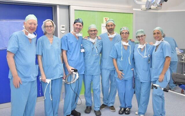 La docteure Loren Schechter (au centre), l'une des plus grandes expertes américaines de la chirurgie d'affirmation de genre, avec les équipes de l'hôpital Sheba et de l'hôpital Galilée, au mois de juillet 2023. (Crédit : Roni Albert)