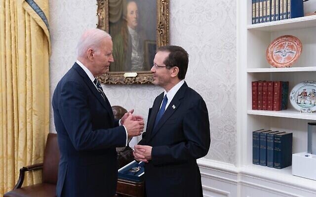 Le président Joe Biden et le président israélien Isaac Herzog dans le salon Roosevelt de la Maison Blanche à Washington, le 18 juillet 2023. (Crédit : Chris Kleponis)