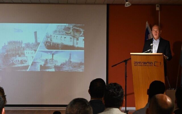 Le ministre de la Défense Yoav Gallant s'exprimant lors d'un événement au Musée de l'immigration clandestine et de la marine, à Haïfa, le 18 juillet 2023. (Crédit : Ariel Hermoni/Ministère de la Défense)