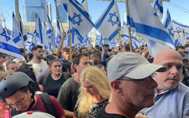Des manifestants empêchés d'entrer dans la gare Hashalom de Tel Aviv le 18 juillet 2023 (Crédit : Carrie Keller-Lynn/Times of Israel).