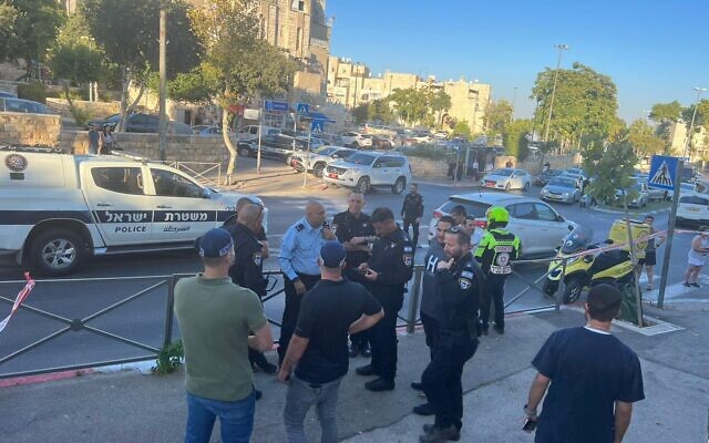 La scène d'une agression à l'arme blanche dans le quartier de Gilo, à Jérusalem-Est, le 20 juillet 2023. (Crédit : Police israélienne)
