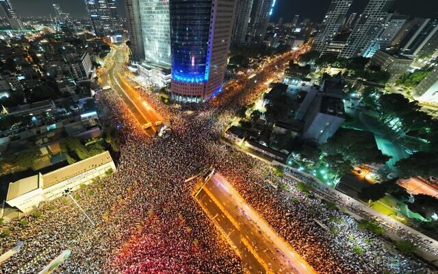Des dizaines de milliers de manifestants protestant contre la loi de refonte judiciaire du gouvernement, à Tel Aviv, le 22 juillet 2023. (Crédit : Gilad Furst)