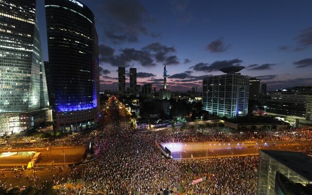 Manifestation contre la refonte, à Tel Aviv, le 29 juillet 2023. (Crédit : Yaïr Palti)