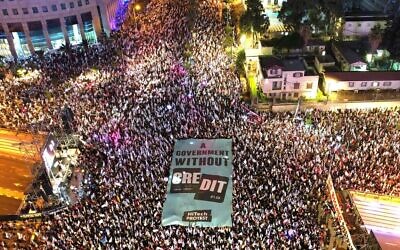Manifestation contre la refonte judiciaire, à Tel Aviv, le 29 juillet 2023. (Crédit : Amir Goldstein)