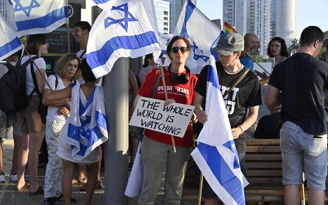 Manifestation contre la refonte, à Tel Aviv, le 29 juillet 2023. (Crédit : Alon Banki)