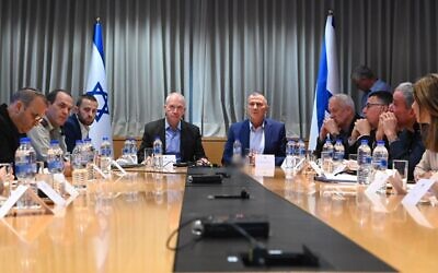 Le ministre de la Défense Yoav Gallant, au centre à gauche, et le député Yuli Edelstein, au centre à droite, dirigeant une réunion de la commission des Affaires étrangères et de la Défense de la Knesset, le 31 juillet 2023. (Crédit : Shahar Yorman/Porte-parole de la Knesset)