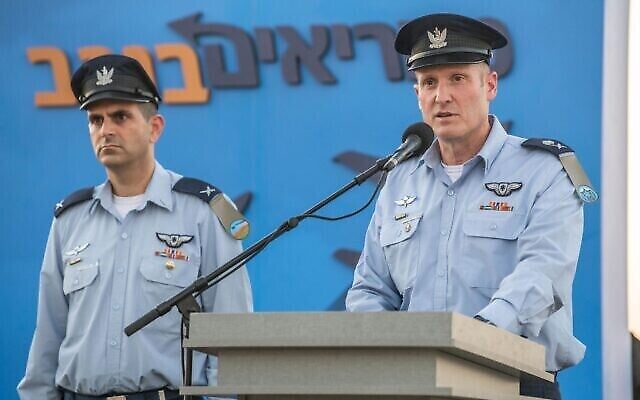 Le chef de l'armée de l'air, le major général Tomer Bar, à droite, prenant la parole, à côté du chef sortant de la base, Brig. Général Gilad Keinan, lors d'une cérémonie à la base aérienne de Nevatim, dans le sud d'Israël, le 23 juillet 2023. (Crédit : Armée israélienne)