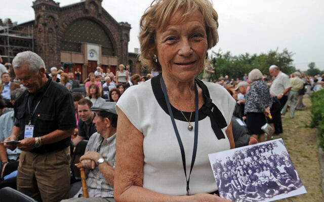 Isabelle Choko, survivante de la Shoah, lors d'une cérémonie marquant le 65e anniversaire de la liquidation du ghetto de Lodz, le 26 août 2009, devant le plus ancien cimetière juif de Lodz, la deuxième ville de Pologne. (Crédit : AFP PHOTO / JANEK SKARZYNSKI)