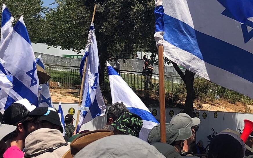 Manifestants anti-refonte devant la Knesset, où des fils barbelés ont été placés autour du périmètre du Parlement, 24 juillet 2023. (Crédit : Times of Israel)