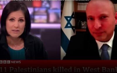 L'ancien Premier ministre Naftali Bennett, à droite, lors d'une interview à la BBC au cours de laquelle la présentatrice Anjana Gadgil lui a dit que l'armée israélienne "sont heureuses de tuer des enfants" lors de l'opération de Jénine, le 4 juillet 2023. (Crédit : Capture d'écran Youtube ; utilisée conformément à la clause 27a de la loi sur les droits d'auteur)