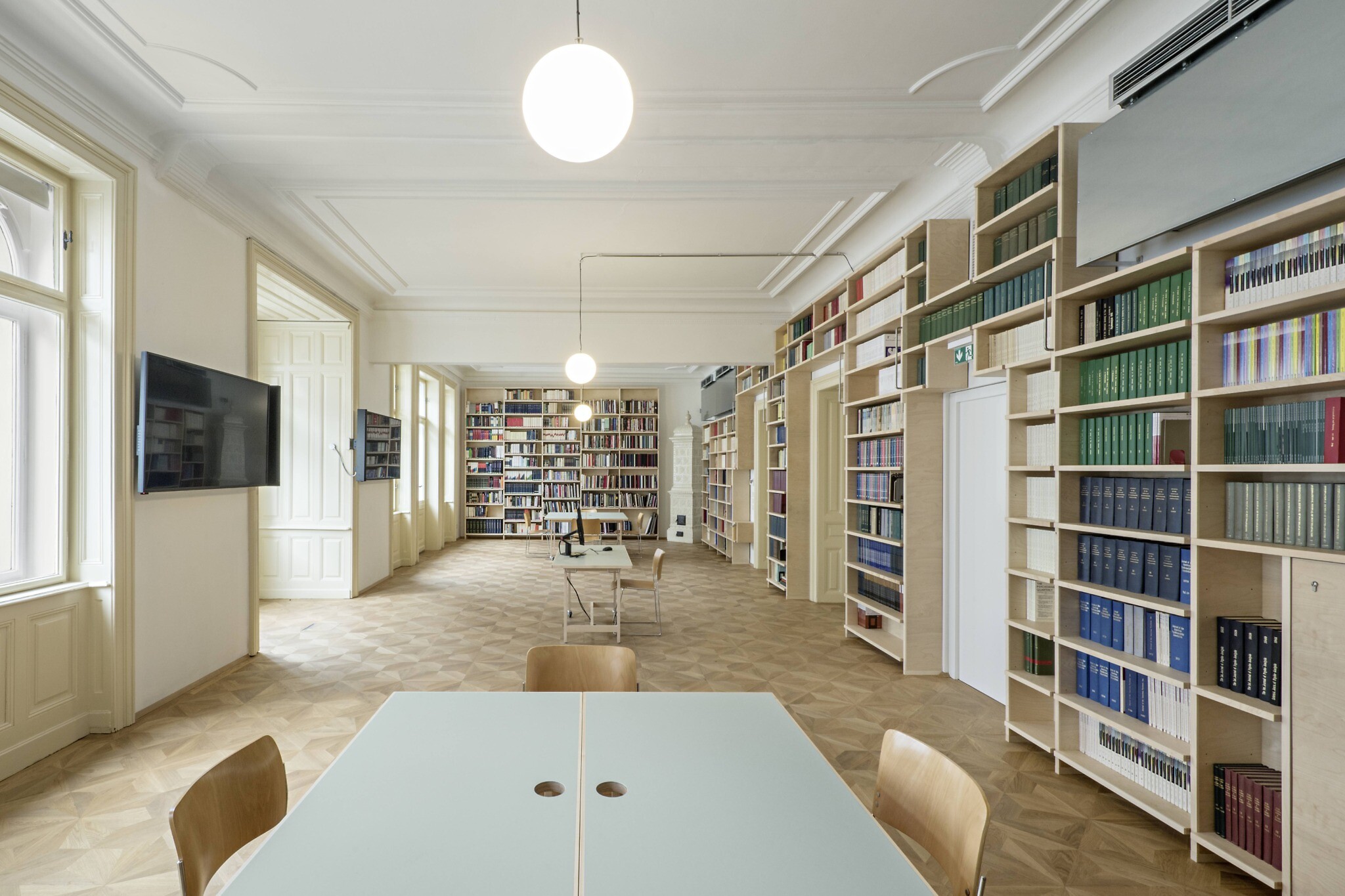La salle de lecture de la bibliothèque au musée Sigmund Freud de Vienne. (Crédit : Hertha Hurnaus/Sigmund Freud Foundation)